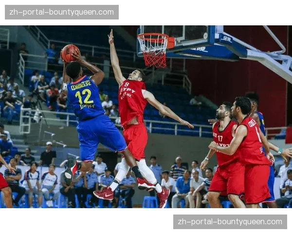 雨战影响：湿滑场地导致传接球失误增多，比赛陷入身体对抗