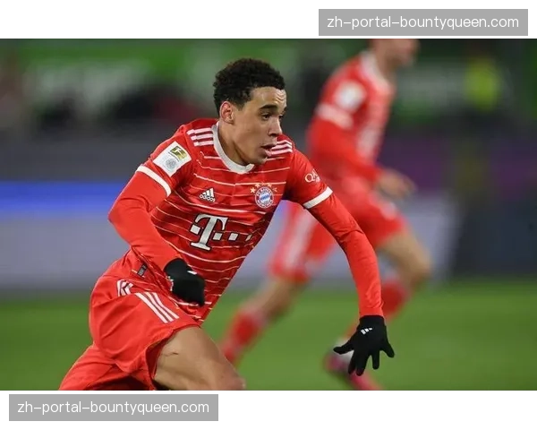 场上花絮：拜仁小将穆夏拉进球后，看台出现巨幅TIFO致敬